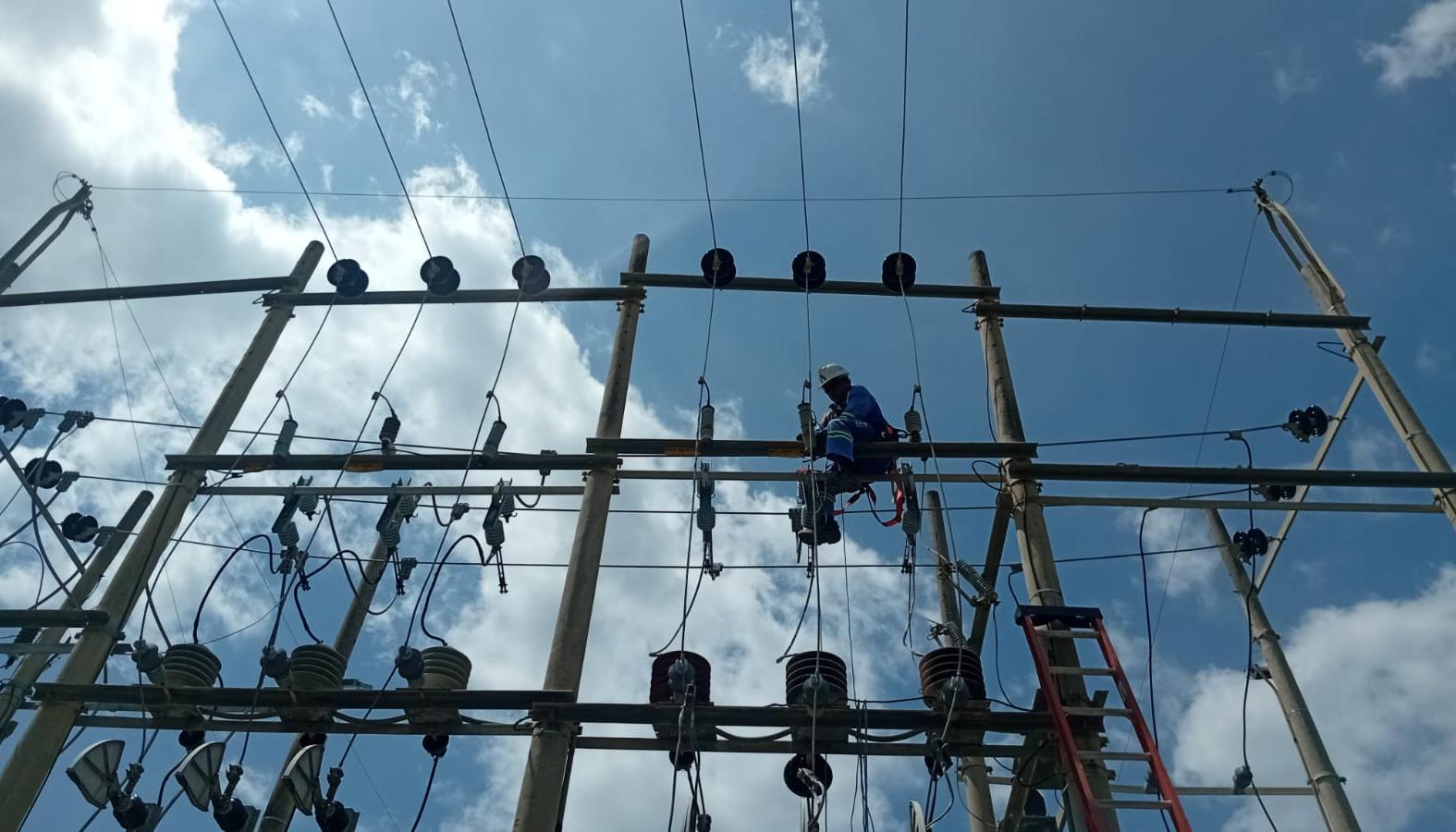 Personal de Air-e realiza trabajos en subestaciones eléctricas. 