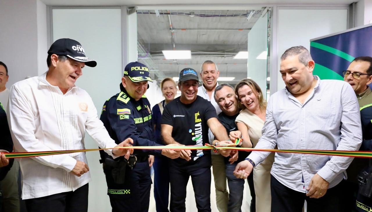 El alcalde Alejandro Char inaugurando la sala de Red de Apoyo. 