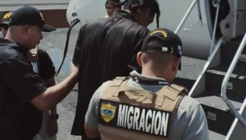 Servicio Nacional de Migración en proceso de expulsión hoy de un colombiano