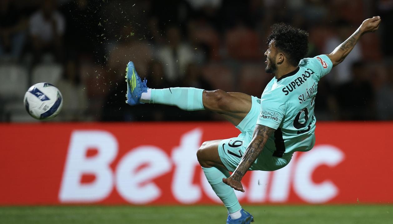 Acción de ataque del delantero samario Luis Suárez.