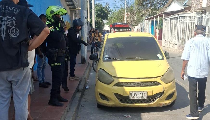 Taxi con cuerpo sin vida en Simón Bolívar