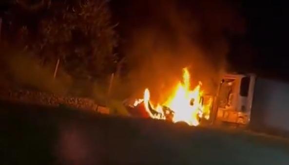 Tractocamión incinerado.