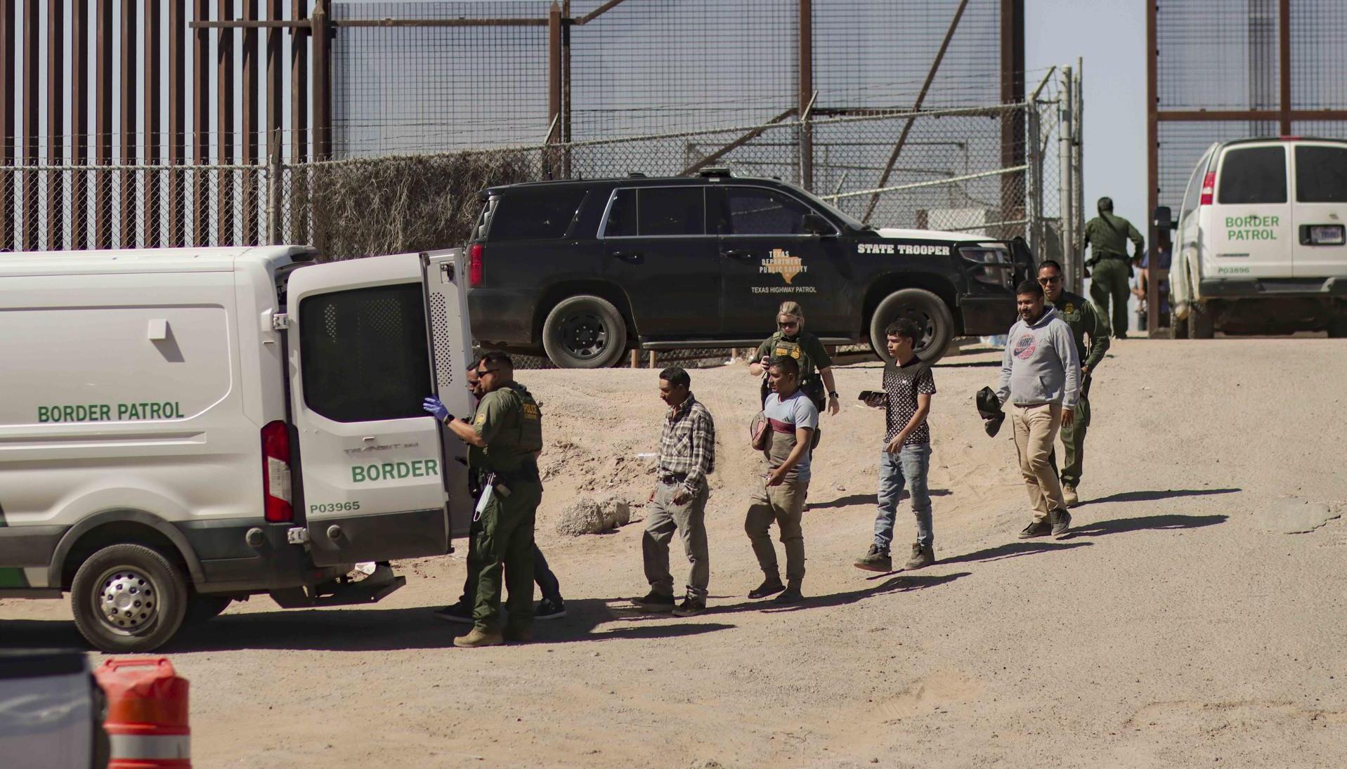 Un grupo de migrantes detenido por miembros de la Patrulla Fronteriza estadounidense, en El Paso, Texas.