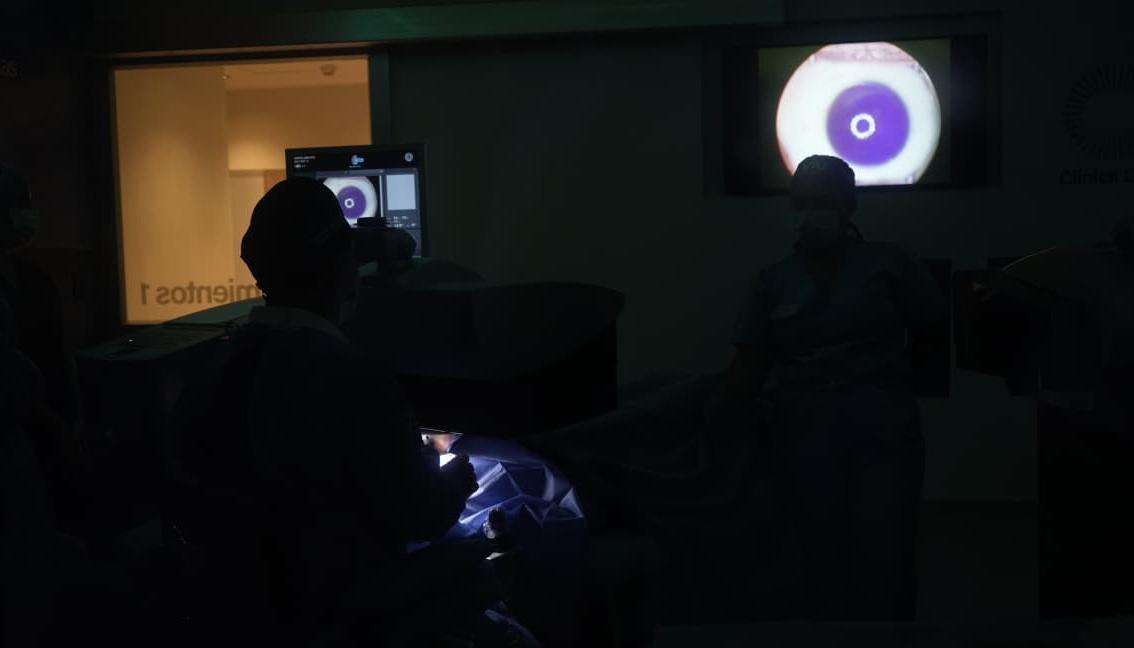 El doctor Luis Escaf durante una cirugía refractiva en el nuevo centro especializado de VIU Clínica Oftalmológica Internacional.