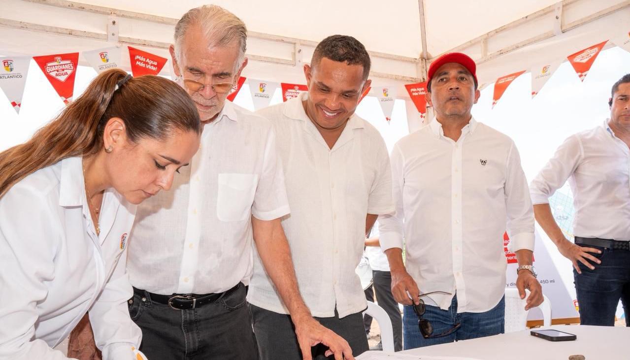 Gobernador Eduardo Verano durante la firma de inicio de obras del acueducto de Villa Rosa. 