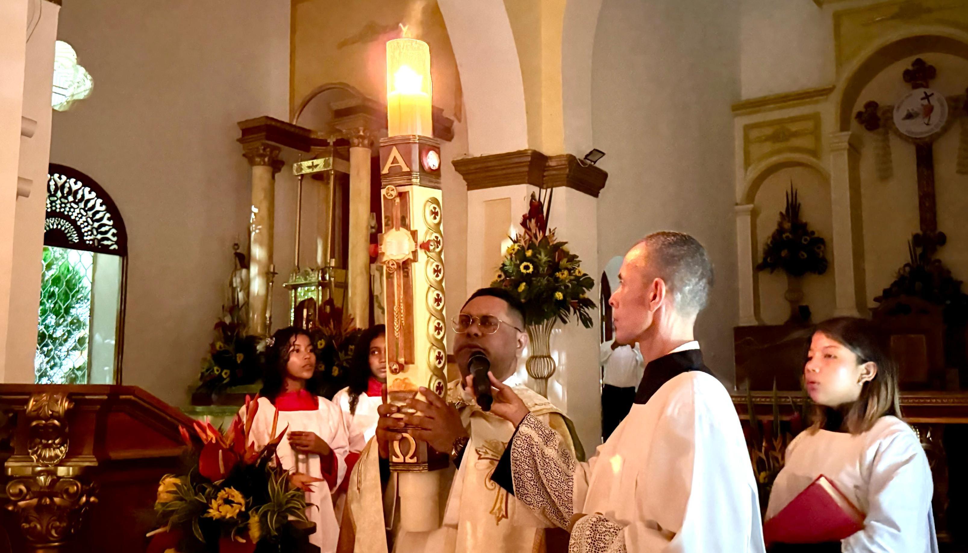 En la religión católica, el sábado santo se celebra el Cirio Pascual.