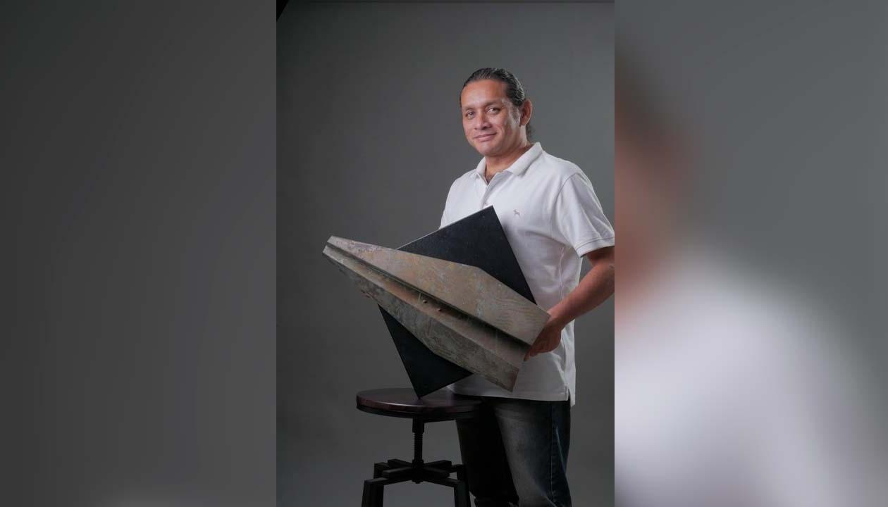 El escultor Haine De La Hoz