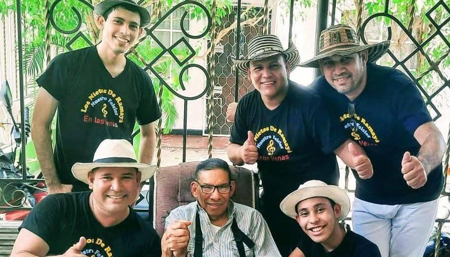 Pedro 'Ramayá' Beltrán en compañía de los miembros de la agrupación 'Los nietos de Pedro Ramayá'. 