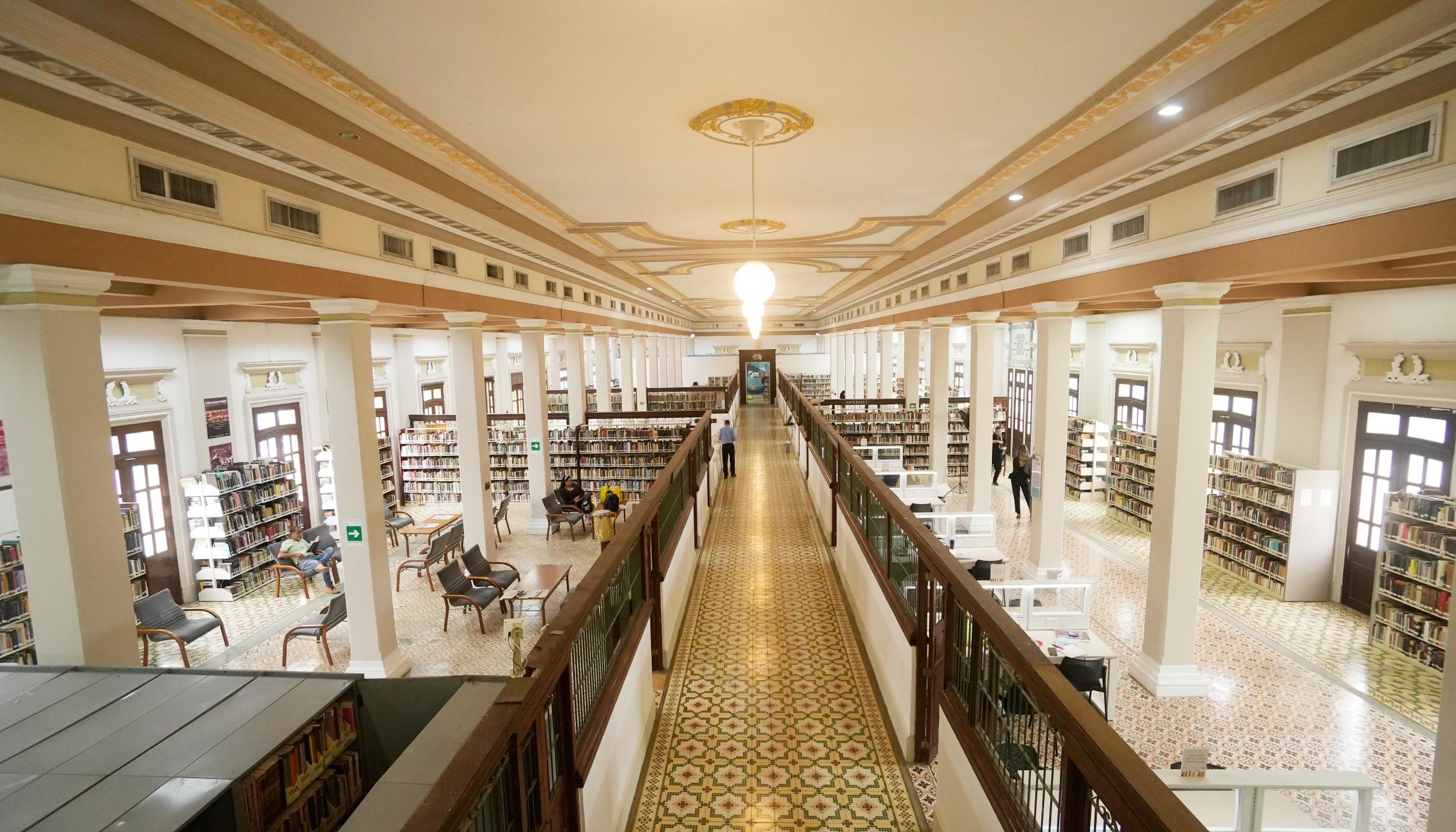Interior Biblioteca Piloto del Caribe, en la Aduana.
