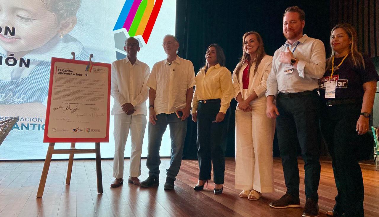 Firma compromiso por la educación
