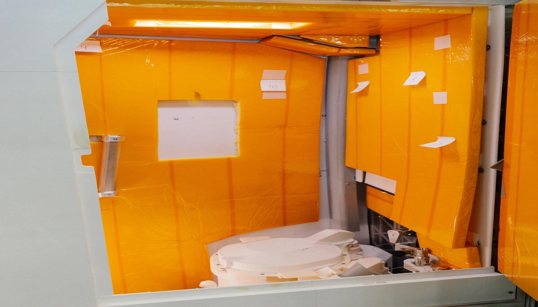 Inodoro a bordo de la cápsula Orión de la misión lunar Artemis II.