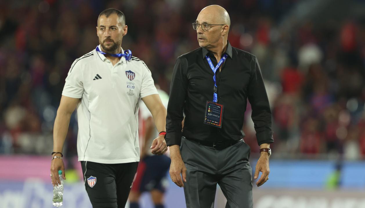 El técnico del Junior, Alfredo Arias, y el preparador físico Miguel Berriel.