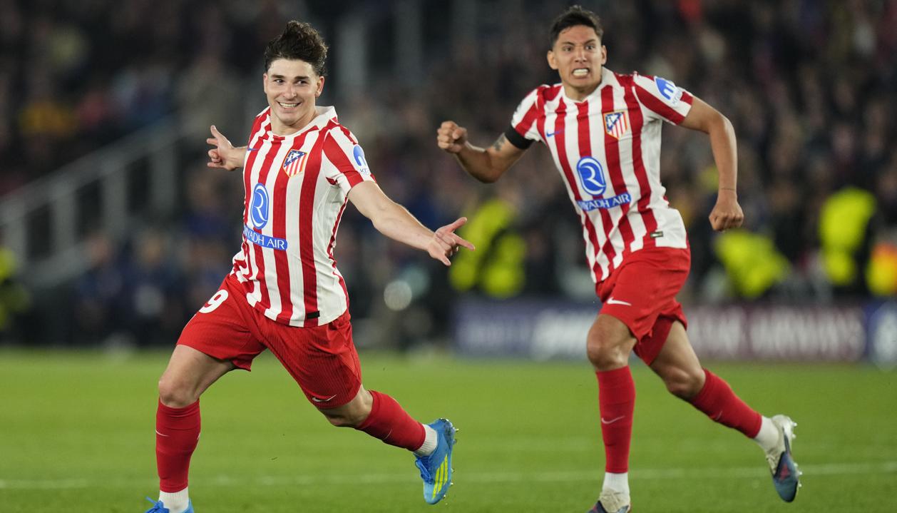 El argentino Julián Álvarez abrió el camino de la victoria para el Atlético con un gol de tiro libre.