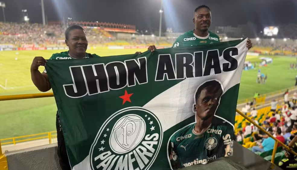 Mónica Andrade, madre de Jhon Arias, con una bandera con la foto de su hijo.