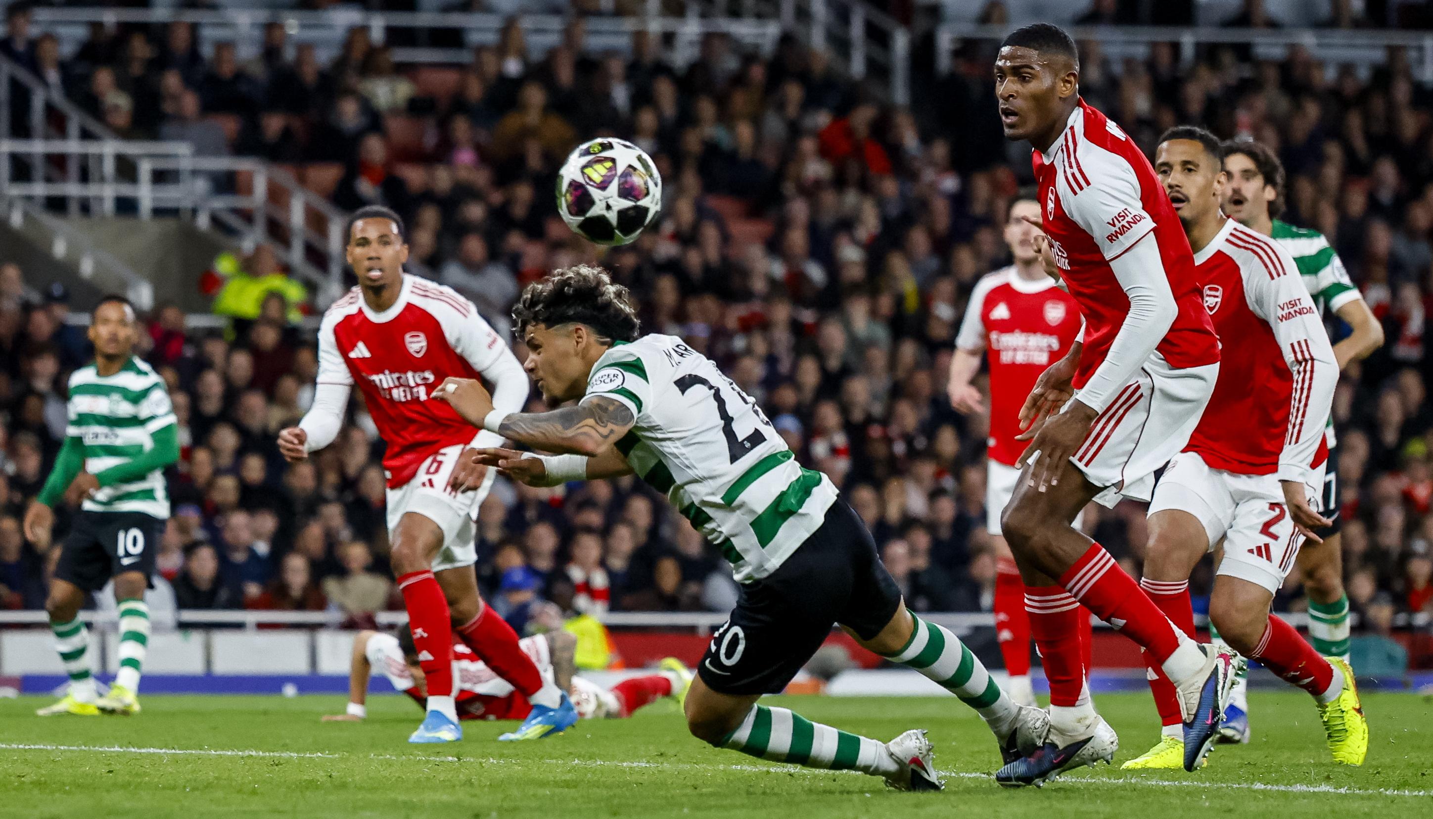 Acción del partido entre Arsenal y Sporting de Lisboa.