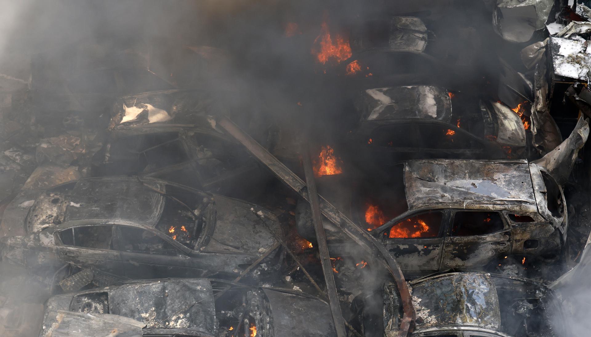 Carros quemados en Beirut por los ataques de Israel.