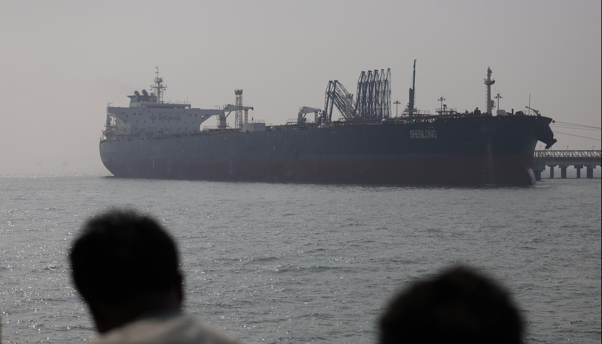 Barco petrolero en el Estrecho de Ormuz.