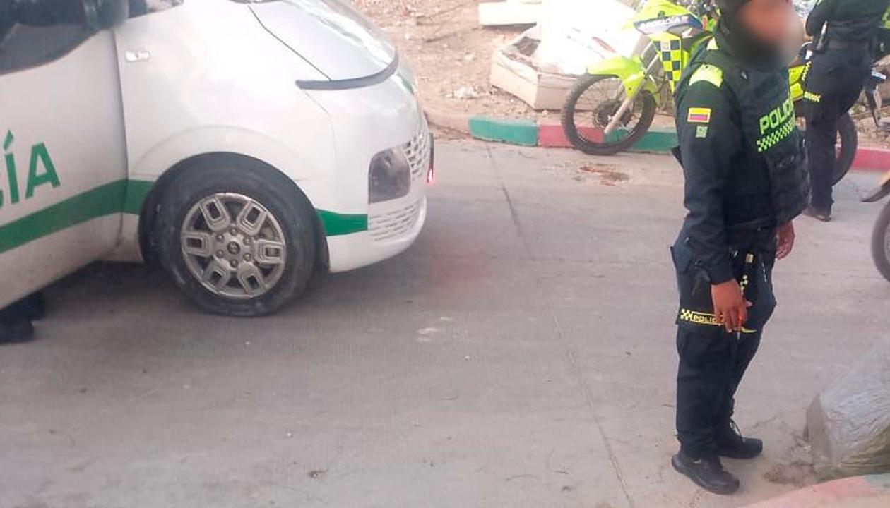 Uniformados de la Policía en el lugar del asesinato de la mujer sin identificar.