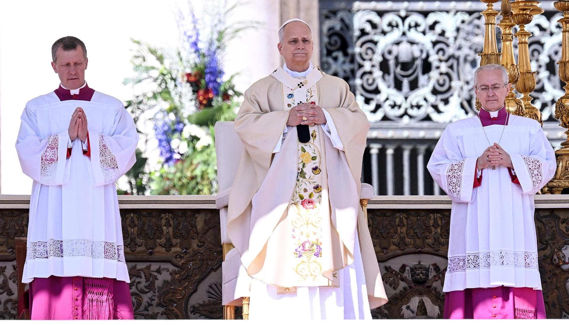 Papa León presidiendo la eucaristía este Domingo de Ramos. 