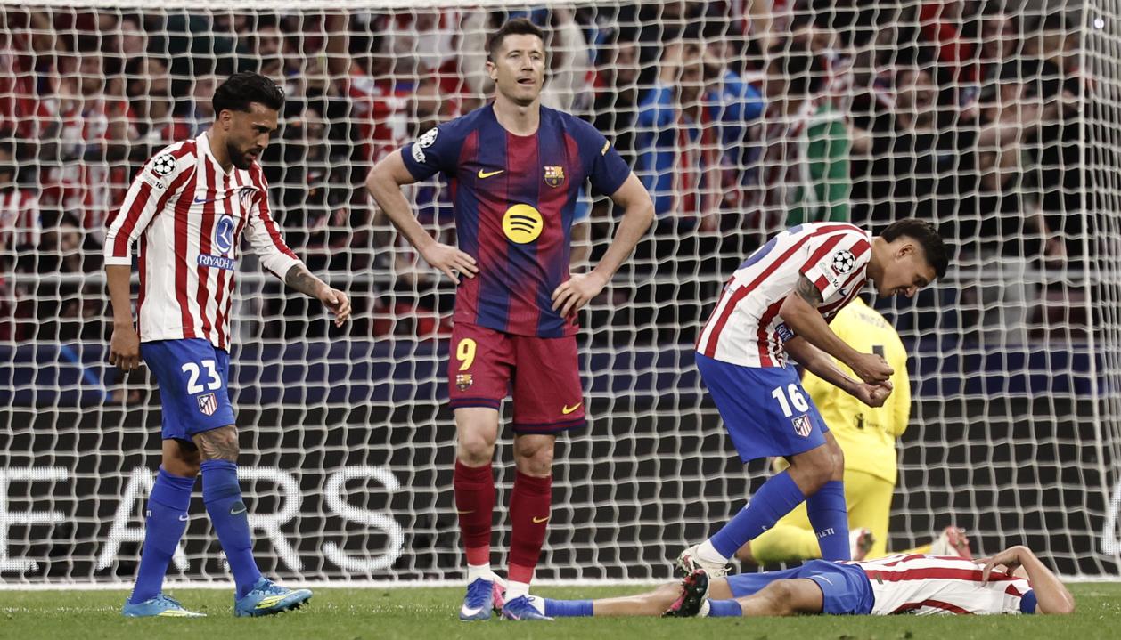 Jugadores del Atlético de Madrid celebran tras eliminar al Barcelona. 