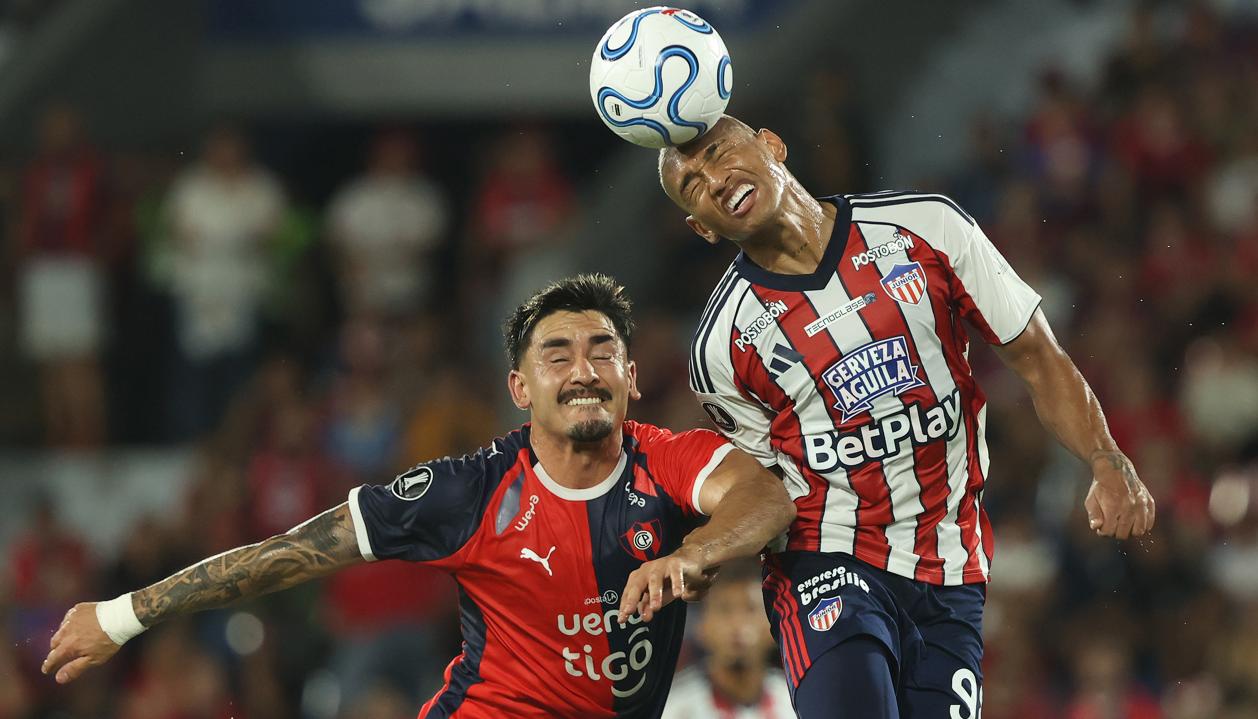 Jermein Peña salta a disputar un balón con Jonatan Torres, autor del gol de Cerro Porteño. 
