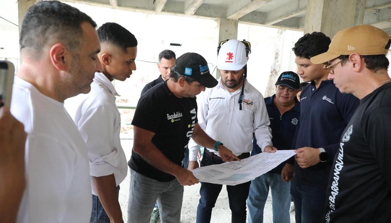 Alcalde Char revisa los planos de la estación de Policía en Riomar. 