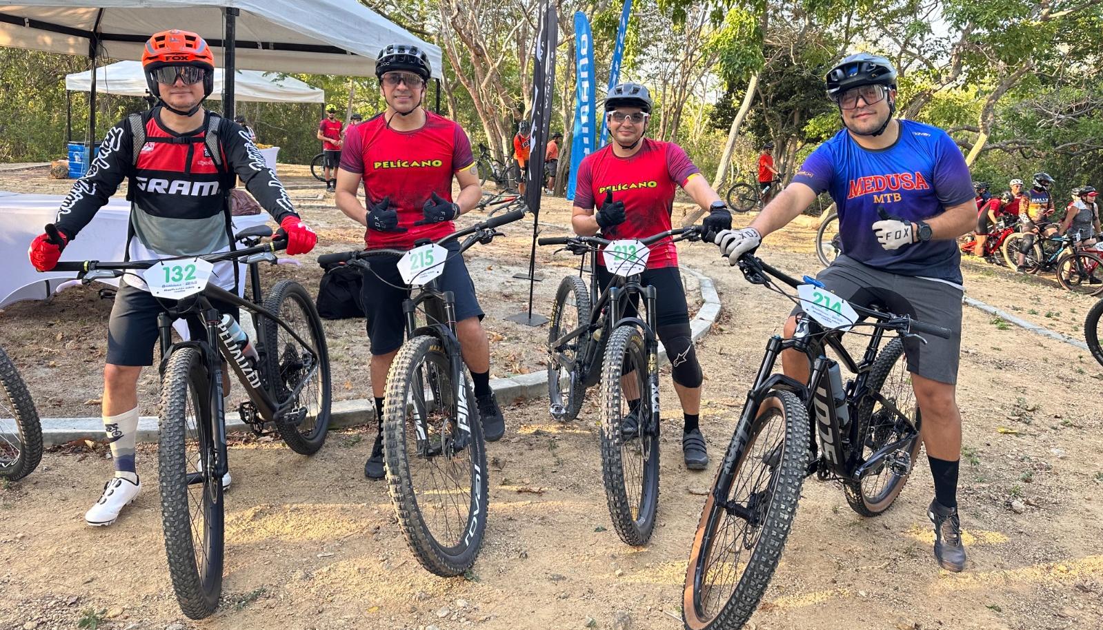 Grupo de participantes en el Festival de Ciclomontañismo.