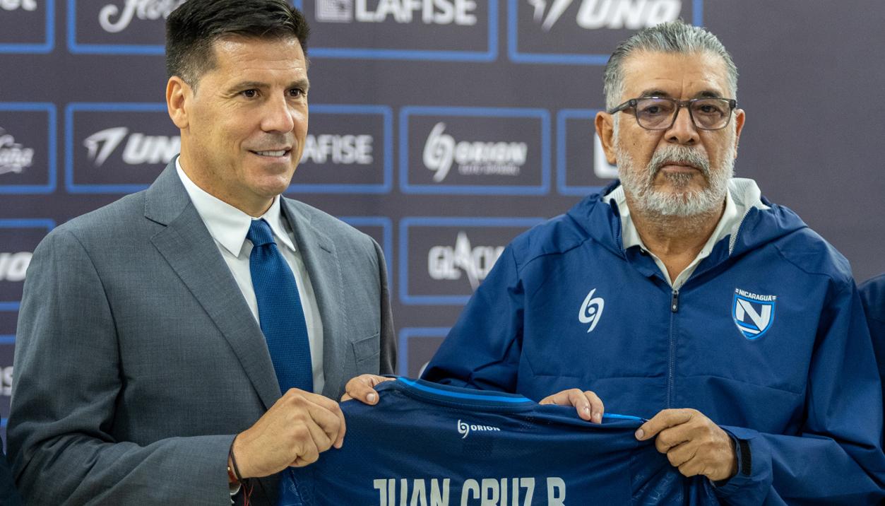 Juan Cruz Real con Manuel Quintanilla, presidente de la Federación Nicaragüense de Fútbol. 