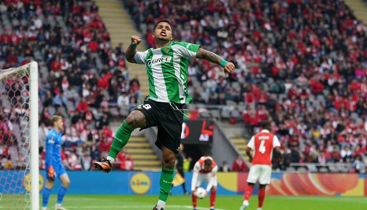 Cucho Hernández tras marcar de penalti para el Betis. 