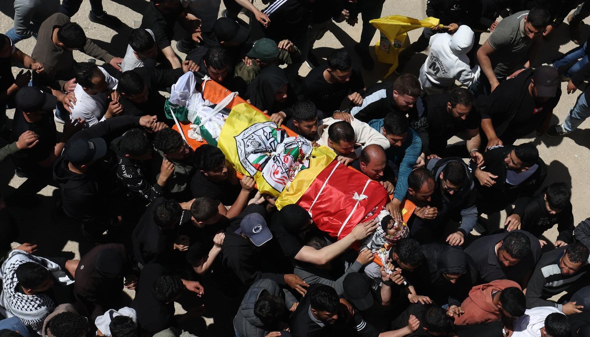 Asistentes portan el cuerpo de Marzouq Abu Naim durante su funeral.