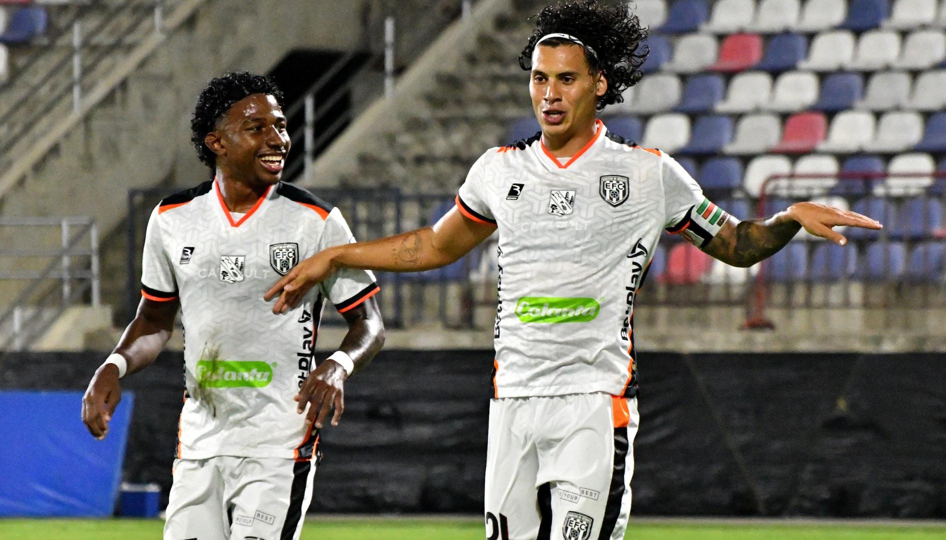 Édison Lopez, derecha, marcó el primer gol del Envigado. 