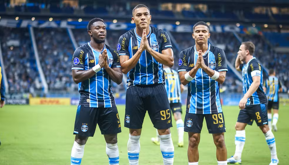 Francis Amuzu, Carlos Vinicius y el colombiano José Enamorado.