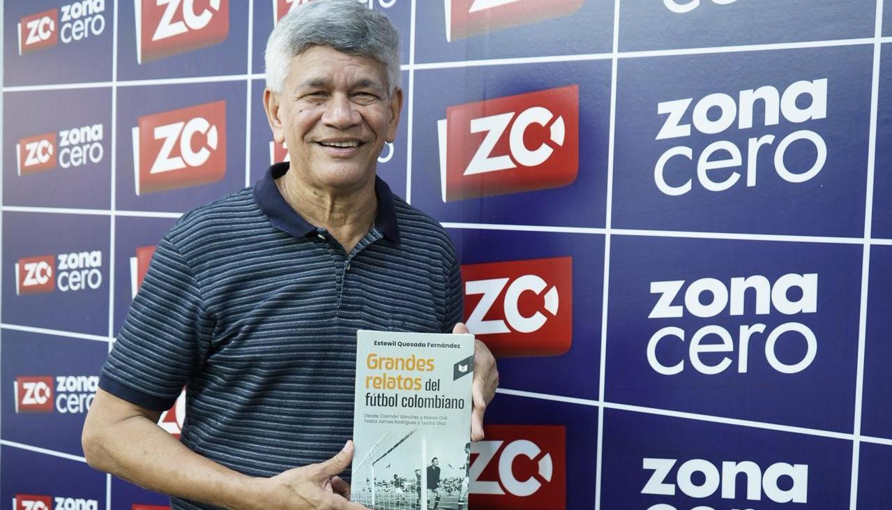 El periodista Estewil Quesada con un ejemplar de su nuevo libro.