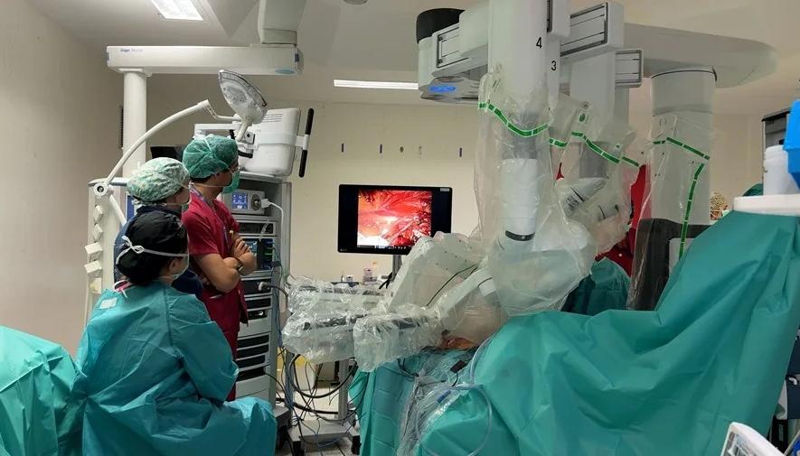 Da Vinci, un robot que realiza cirugías complejas de alta precisión. 