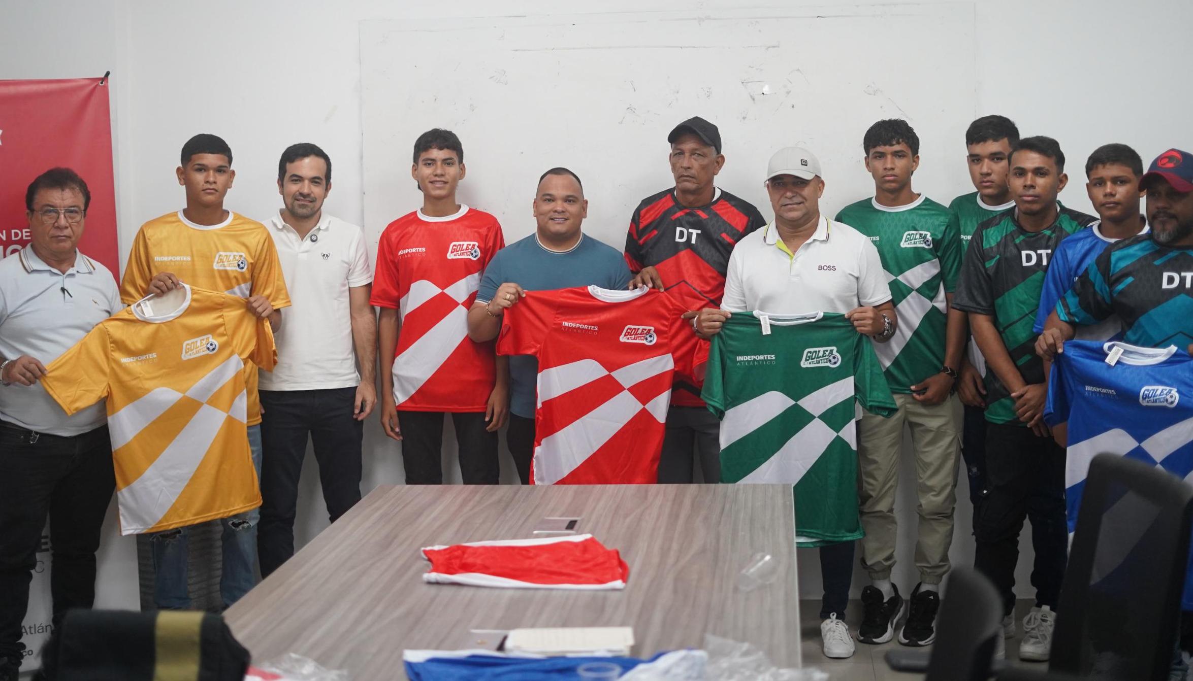 Indeportes Atlántico hizo entrega de los uniformes a los equipos participantes.
