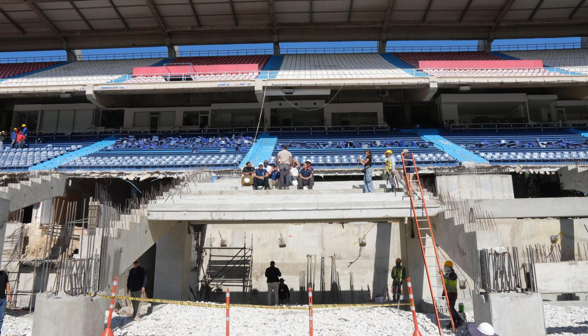 Las nuevas graderías del estadio ya están siendo instaladas. 