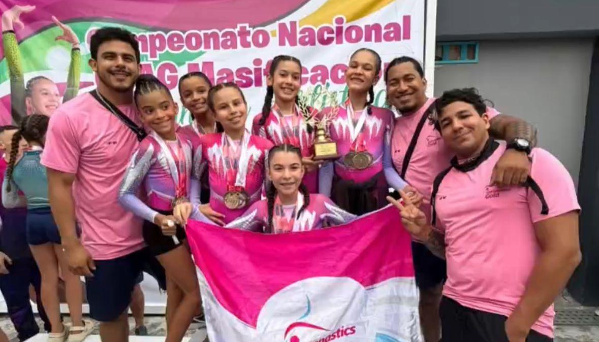 Grupo de deportistas del club Gymnastics Gold Barranquilla. 