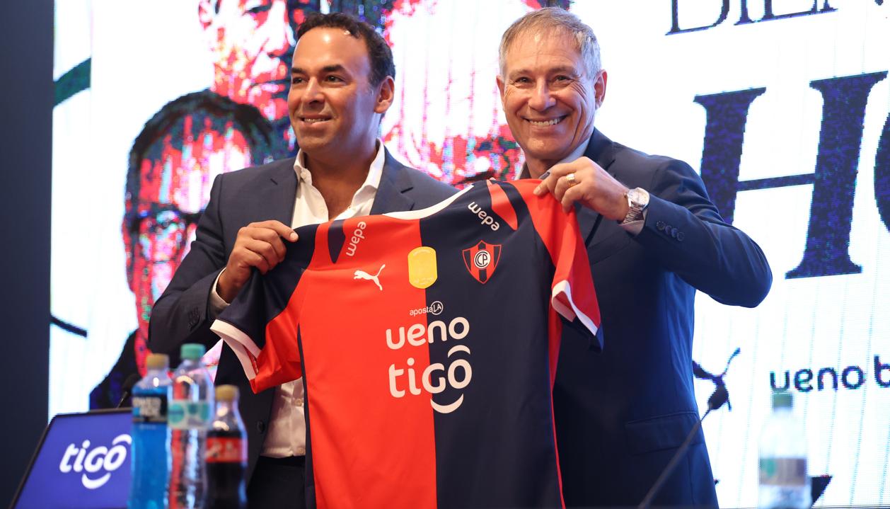 Blas Reguera, presidente de Cerro Porteño, y el nuevo entrenador Ariel Holan. 