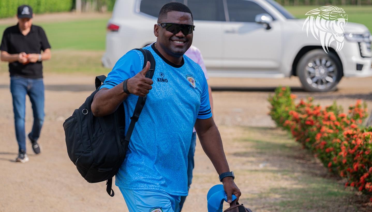 Hubert Bodhert llegando a su primer entrenamiento con Jaguares.