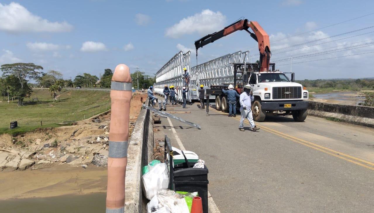 Personal del Invías atiende contingencia en puente 'Mulatos', en Antioquia. 