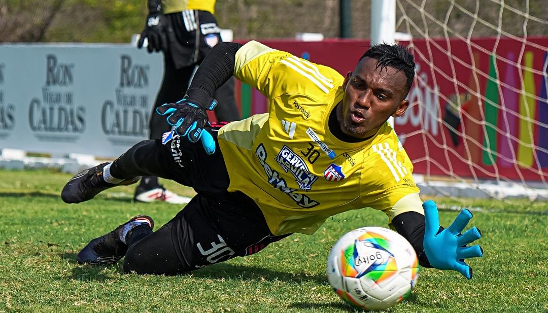 Jefersson Martínez reemplaza en la portería a Mauro Silveira.