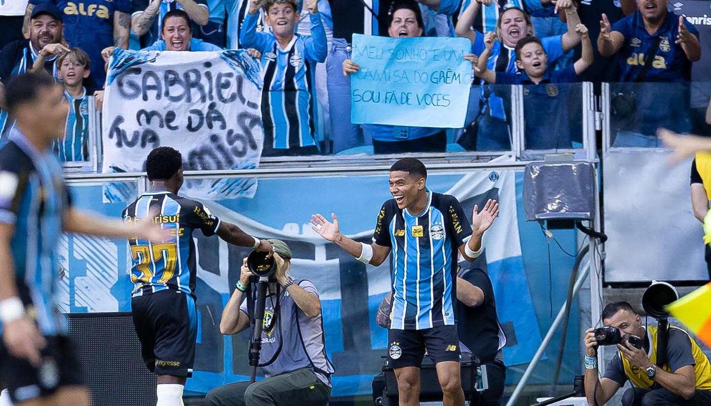 José Enamorado celebra el gol de la victoria de Gremio con su autor, Gabriel Mec.
