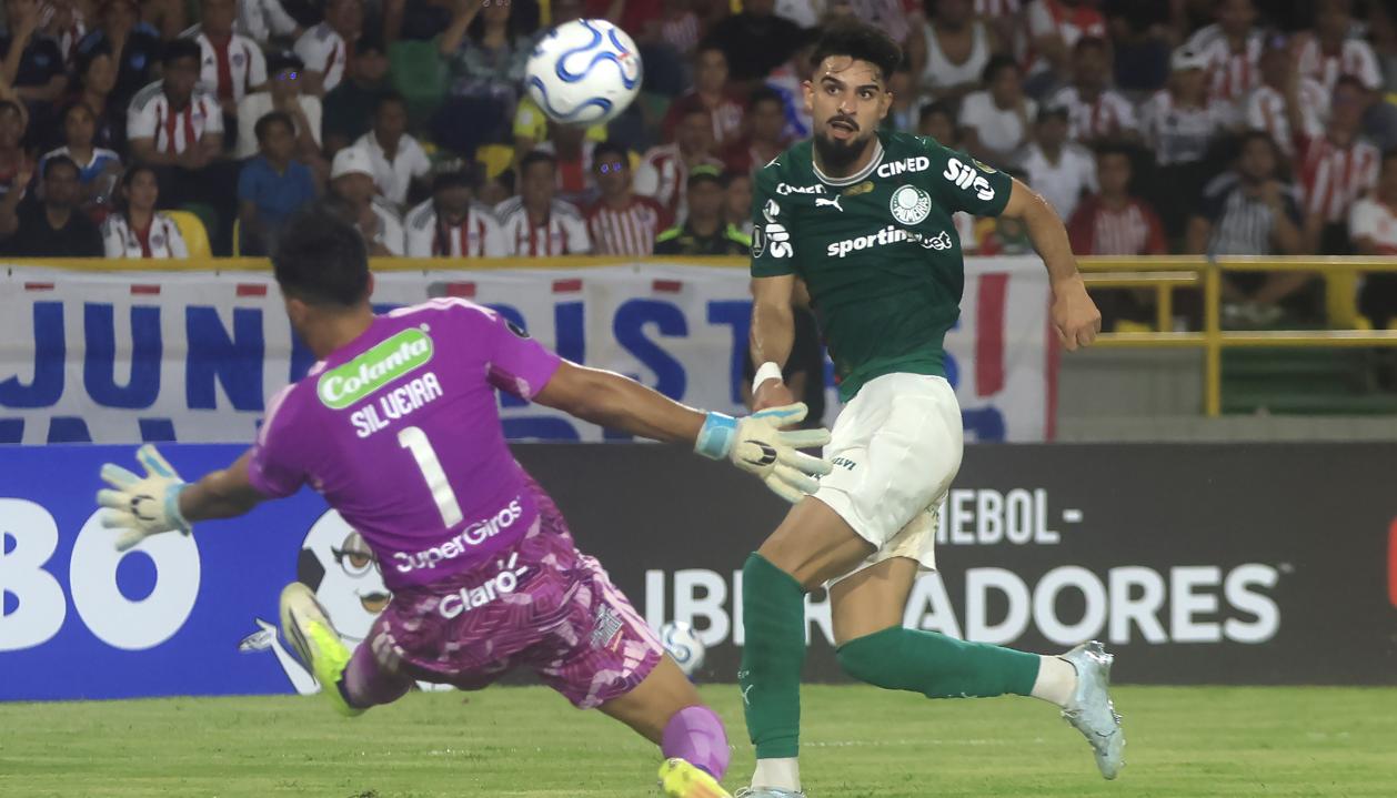 Mano a mano d Juan Manuel López con el portero Mauro Silveira.