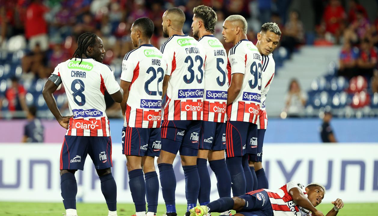 Yimmi Chará, Jesús Rivas, Lucas Monzón, Jermein Peña y Teo Gutiérrez durante el juego contra Cerro Porteño.