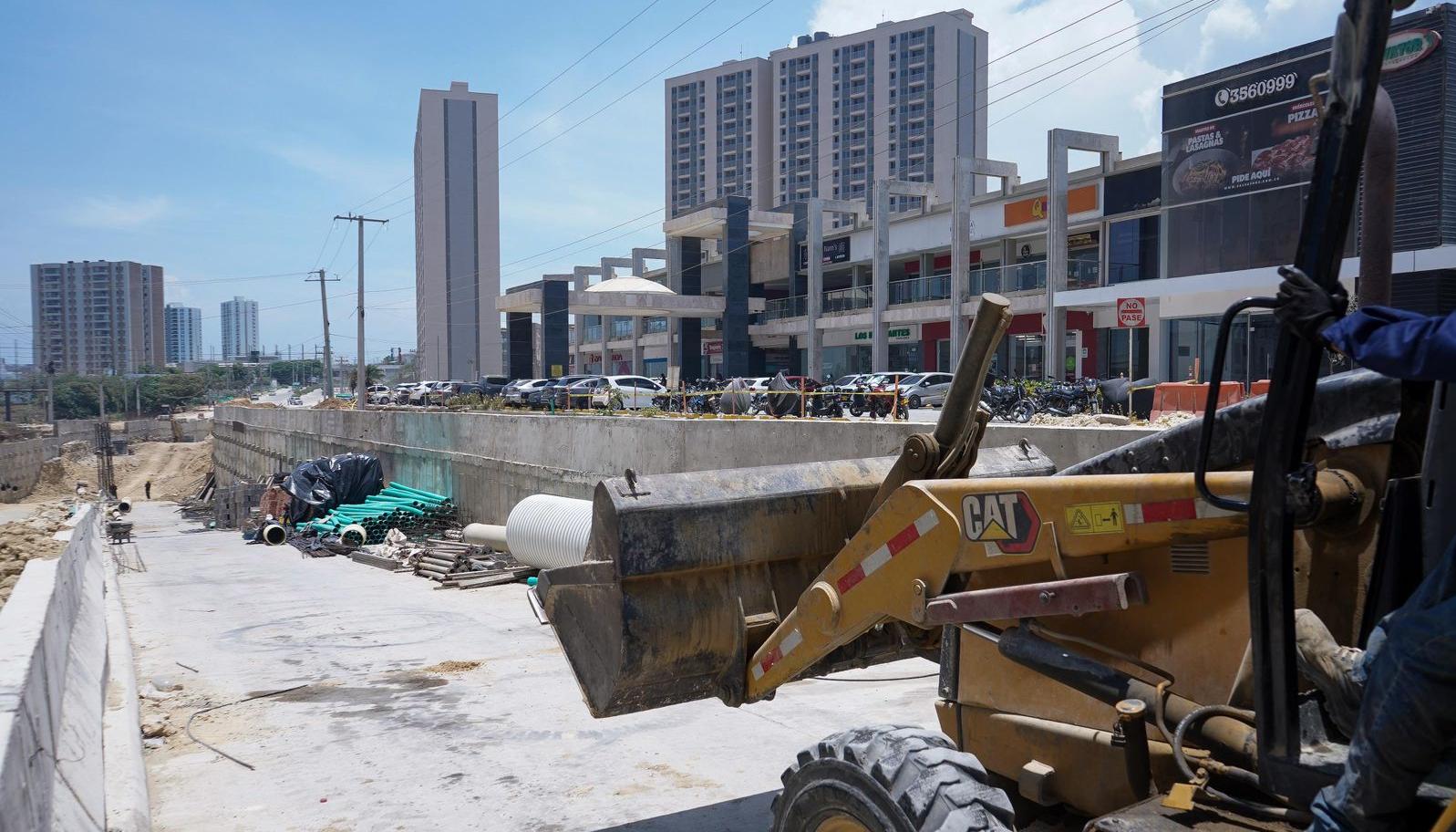 Obra de la Gran Vía y de fondo el Centro Comercial Le Champ.