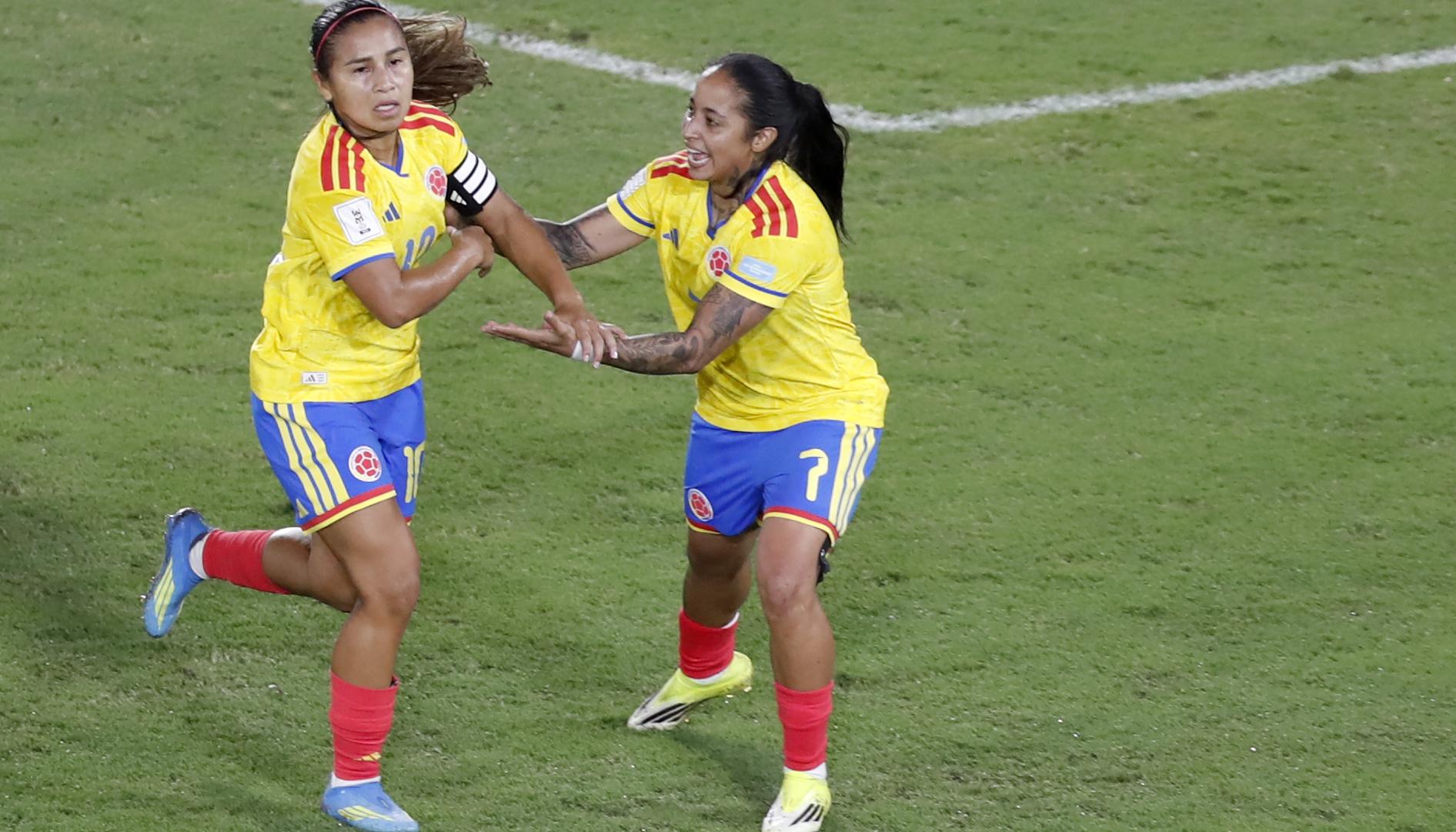 Leicy Santos celebra con Manuela Pavi su gol contra Venezuela. 