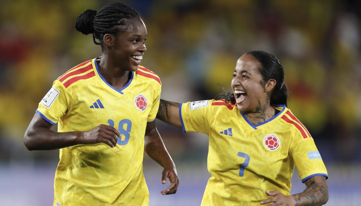Linda Caicedo festeja su gol ante Chile con Manuela Pavi. 