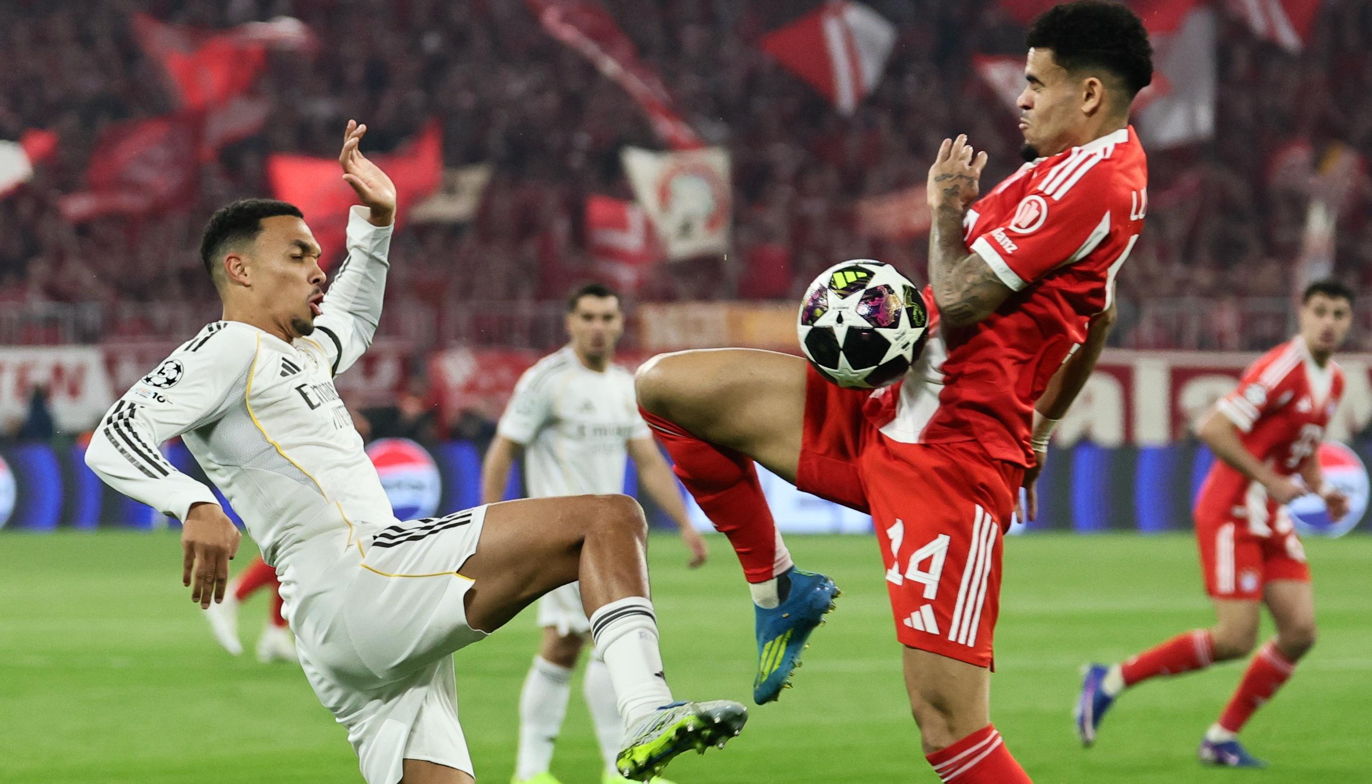 El colombiano Luis Díaz disputa la pelota con Trent Alexander-Arnold.