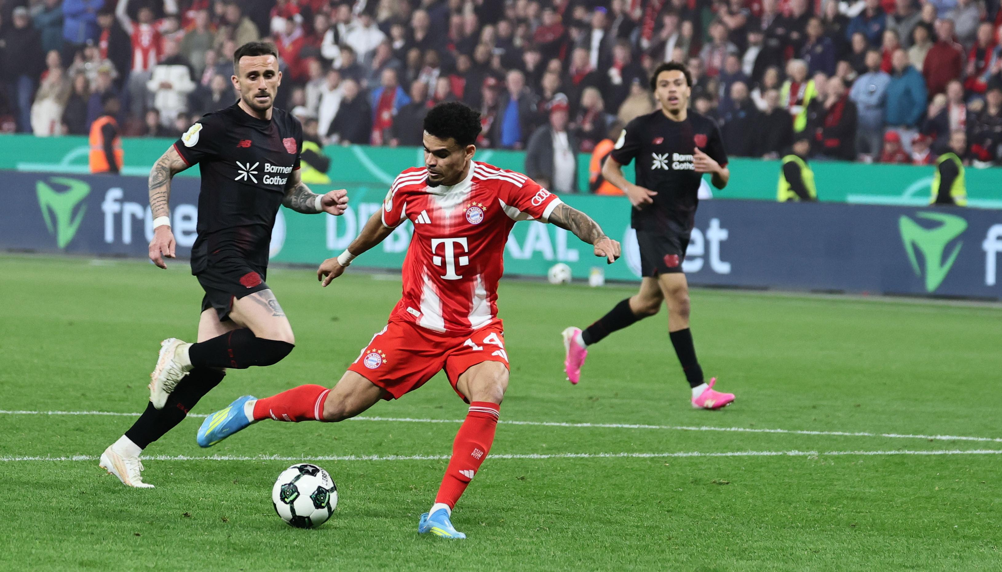 La definición de Luis Díaz para el segundo gol ante el Bayer Leverkusen.