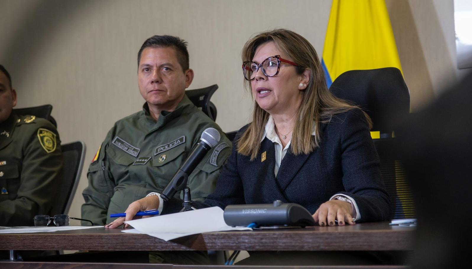 Fiscal Luz Adriana Camargo junto al director de la Policía William Rincón. 